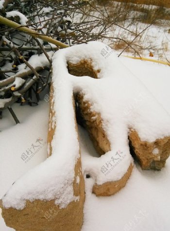 雪石头积雪图片