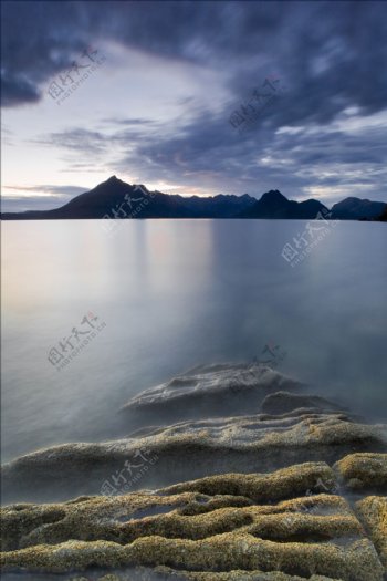 石头湖泊图片