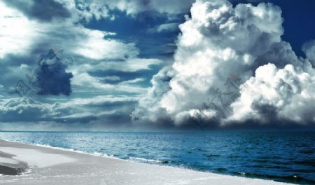 海边厚重云彩图片