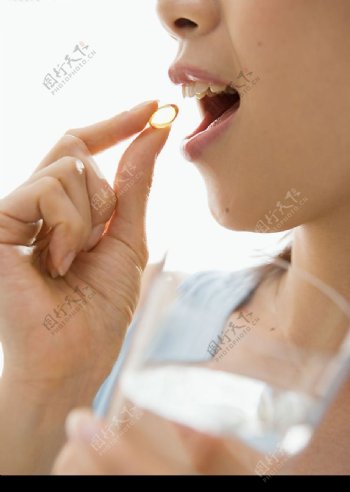 女性张口吃药丸图片