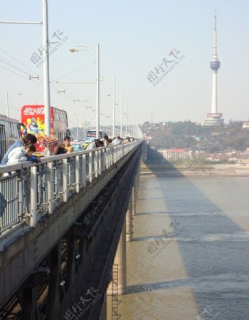 武汉长江大桥电视塔图片