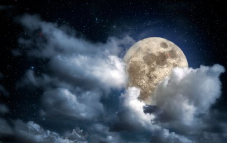 夜晚躲在白云后的月亮图片