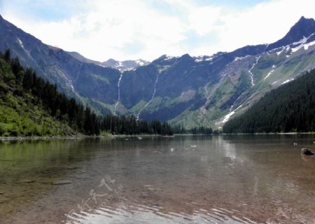 湖边雪山树林风景图片