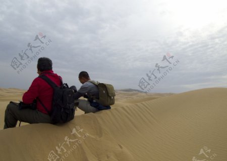 沙漠中远行的人在休息图片