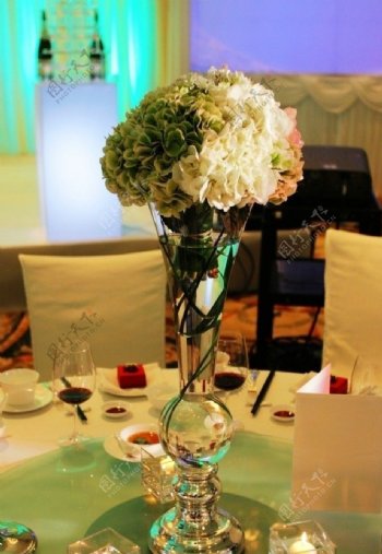 婚宴餐桌上的花瓶图片