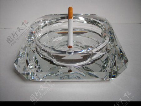 水晶烟灰缸图片