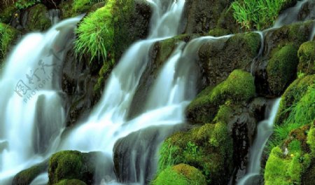 瀑布流水山林石图片