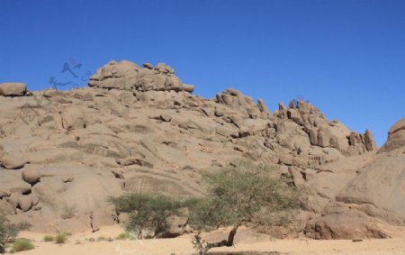 沙漠石山图片