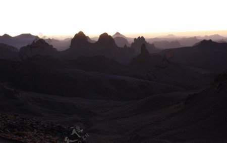 沙漠山影图片