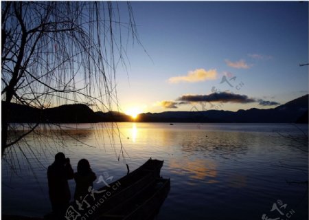 日出泸沽湖图片