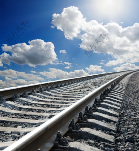 蓝天白云下的铁路图片