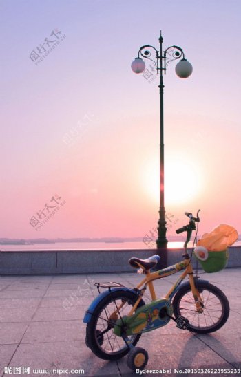 路灯自行车图片