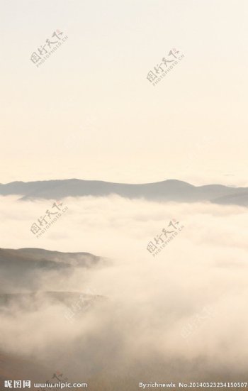 登山云海山顶图片
