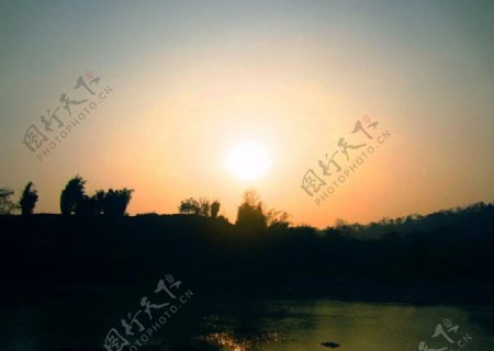 河边夕阳落山图片