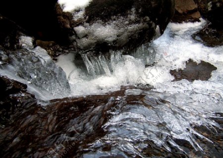 流水结冰石头图片