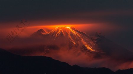 喷发火山图片