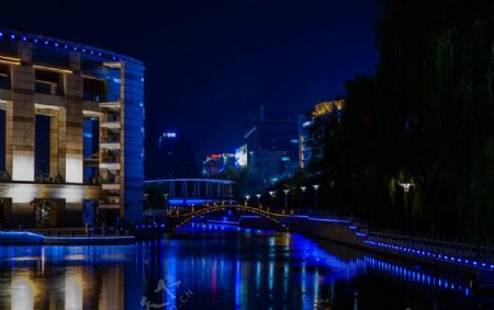 护城河夜色图片