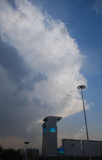 云朵下的大厦图片