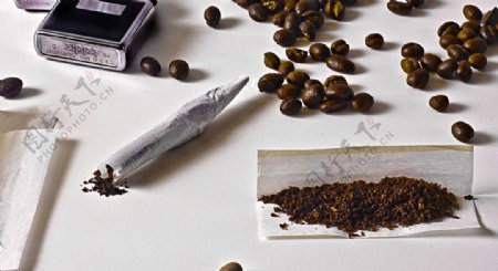 咖啡豆与烟草打火机图片