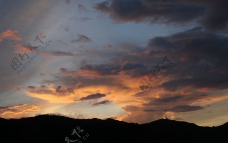 清晨的彩云图片