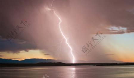 科罗拉多印第安湖上空的闪电图片