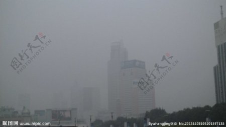 雾中的大厦图片