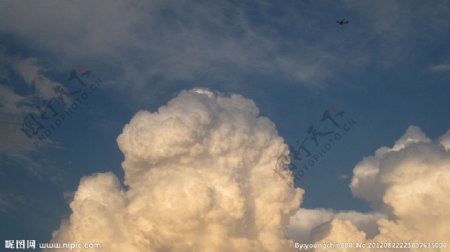 蘑菇云图片