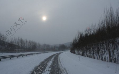北方冬天的路图片