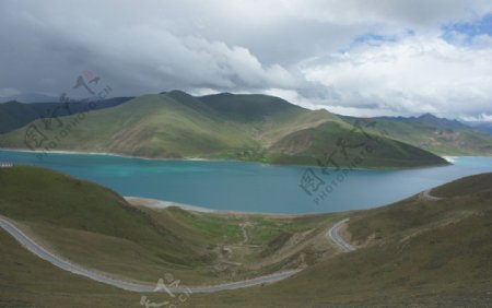 西藏路上山水风景图片