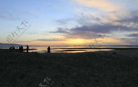 黄昏下的青海湖图片