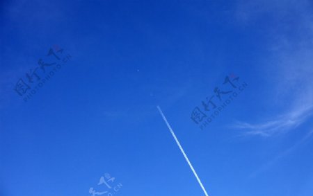 晴空飞过的飞机图片