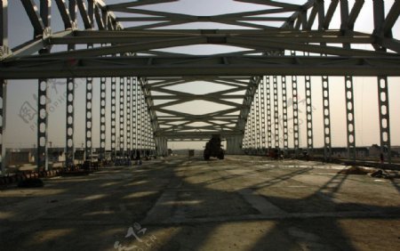 钢结构大桥建造图片