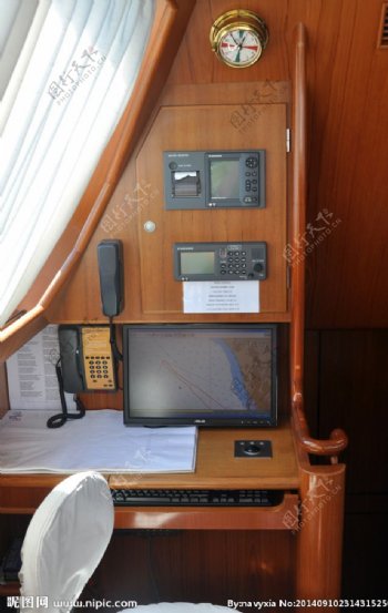 游艇内部控制室图片