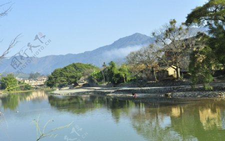 蓝天绿水图片