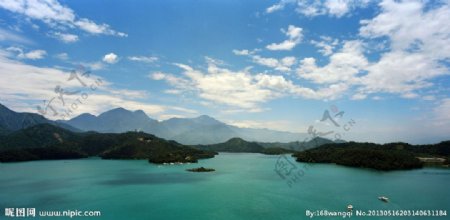 高山湖水图片