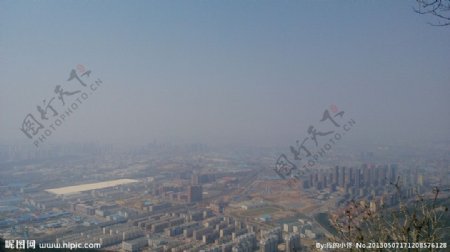 雾中城市图片