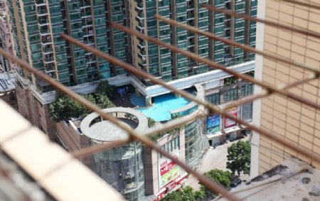 建筑平台上的游泳池图片