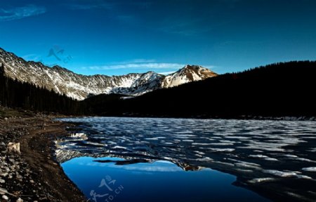 高山湖泊图片