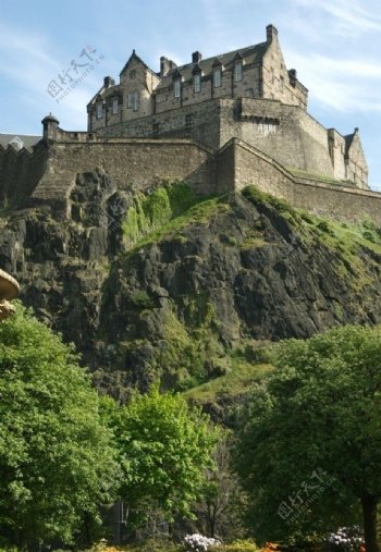 欧洲山顶雄伟的中世纪贵族城堡图片