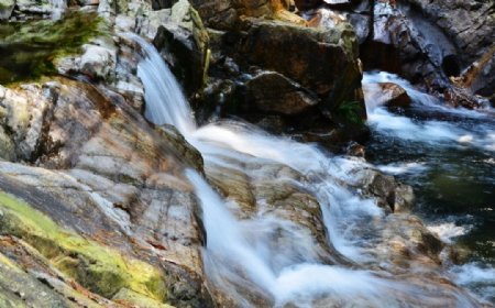 湖南莽山国家公园的清泉小溪图片