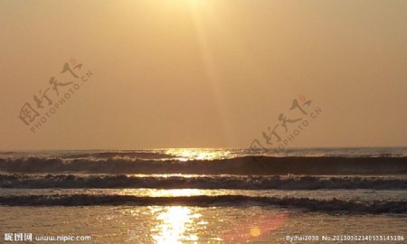 早晨海上的金黄色太阳图片