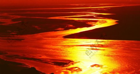 夕阳河流图片