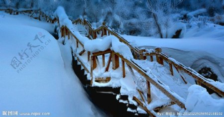 雪谷木桥图片