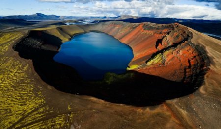 气势滂沱的火山口湖图片