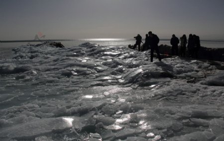 青海湖冰面图片