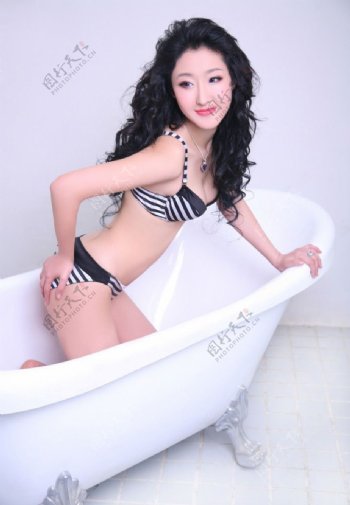 李依馨浴缸写真图片