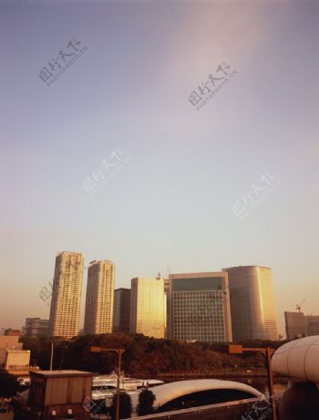 朝阳中的城市建筑图片