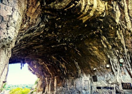桂林穿山岩洞外观全景图片