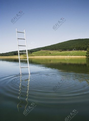水中的梯子图片