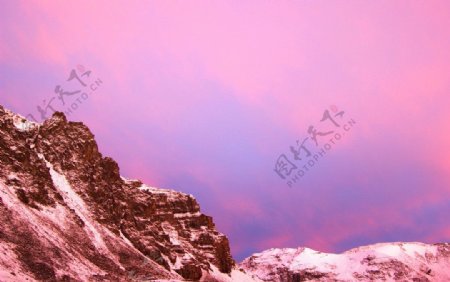 雪山霓虹图片